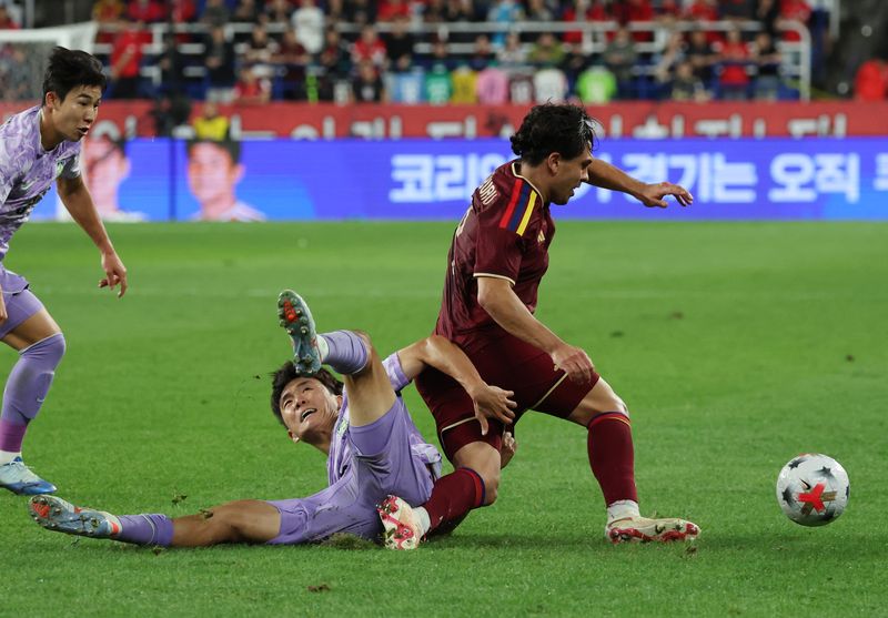 2일 울산 문수축구경기장에서 열린 대한민국과 베네수엘라의 축구 국가대표팀 평가전. 한국 황인범이 베네수엘라 혼 아람부루와 볼 경합을 벌이다 넘어지고 있다. 연합뉴스
