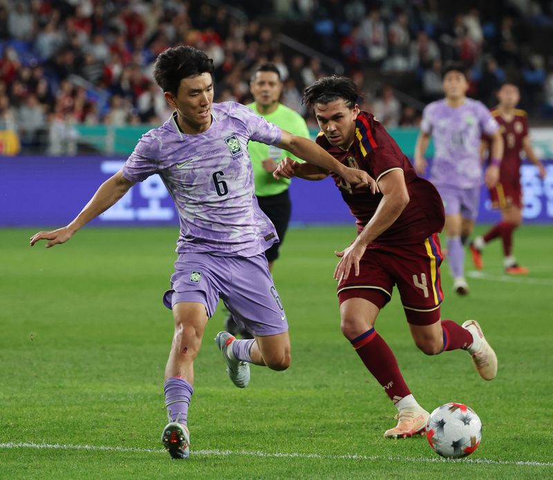 2일 울산 문수축구경기장에서 열린 대한민국과 베네수엘라의 축구 국가대표팀 평가전. 한국 황인범이 베네수엘라 진영에서 공격을 전개하고 있다. 연합뉴스