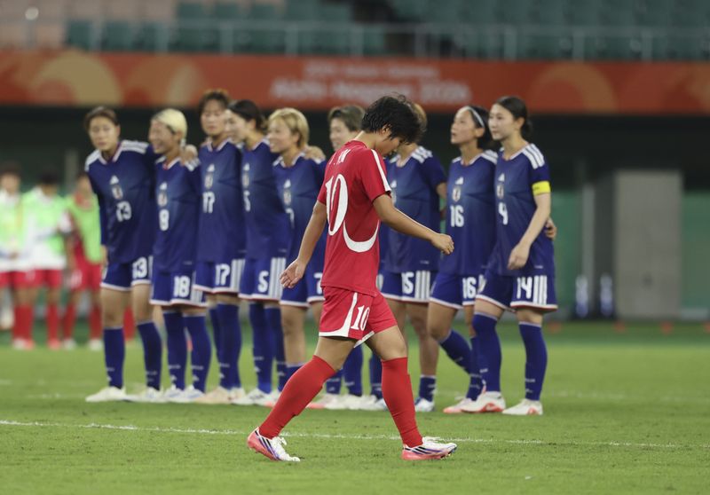 [후쿠로이=AP/뉴시스]북한 여자축구, 일본에 져 아시안게임 은메달. 2026.10.02.