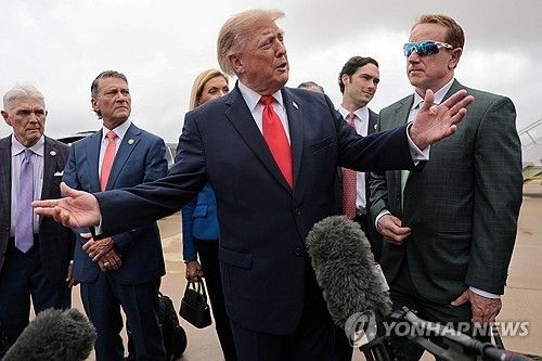 기자들과 대화하는 트럼프 (출처=연합뉴스)