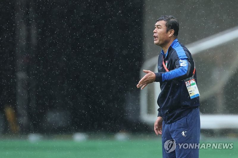 작전 지시하는 박성진 감독 (출처=연합뉴스)