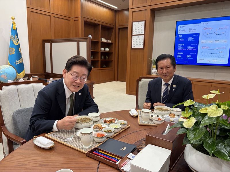 [서울=뉴시스] 김진아 기자= 이재명 대통령이 1일 청와대에서 정청래 전 더불어민주당 대표와 만찬 회동을 하고 있다. 만찬에는 강훈식 대통령 비서실장도 배석했다. (사진=청와대 제공) 2026.10.01. photo@newsis.com *재판매 및 DB 금지