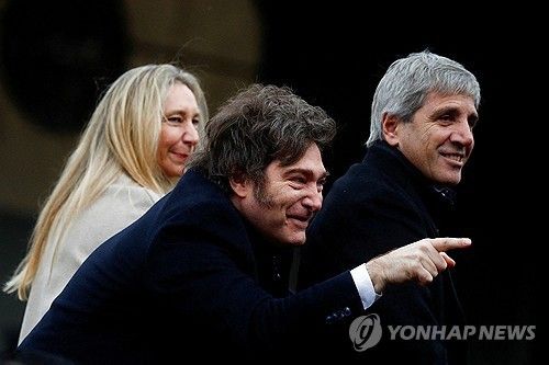 하비에르 밀레이 아르헨 대통령(중앙)과 루이스 카푸토 경제장관(우측) (출처=연합뉴스)
