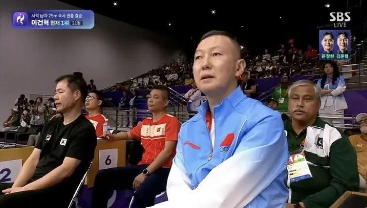 [서울=뉴시스] 윤석열 전 대통령과 닮은 중국 사격 코치의 모습이 포착돼 화제를 모으고 있다. (사진 : SNS 캡처) *재판매 및 DB 금지