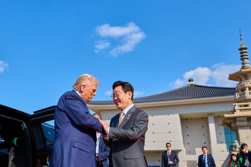 [경주=뉴시스] 고범준 기자 = 이재명 대통령이 29일 경북 경주박물관에 도착한 도널드 트럼프 미국 대통령을 만나 악수를 하고 있다. (사진=대통령실 제공) 2025.10.29. photo@newsis.com *재판매 및 DB 금지