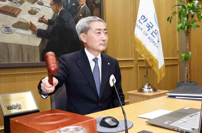 [서울=뉴시스] 사진공동취재단 = 신현송 한국은행 총재가 지난 8월 27일 오전 서울 중구 한국은행에서 열린 금융통화위원회 회의에서 의사봉을 두드리고 있다. 2026.08.27. photo@newsis.com