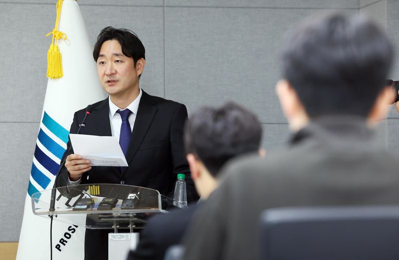 [서울=뉴시스] 지난 2일 중대범죄수사청(중수청)과 공소청이 출범하면서 '여의도 저승사자'로 불리며 주요 금융·증권범죄를 수사해 온 서울남부지검 금융·증권범죄합동수사부는 이번 개편으로 없어졌다.사진은 지난 5월 8일 신동환 서울남부지검 금융증권범죄합동수사부 부장검사가 '시세조종 사건 수사 결과' 브리핑 하고 있는 모습. 2026.05.08. photo@newsis.com