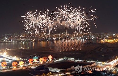 2016년 부산항 개항 140주년과 제9회 부산항축제 기념 불꽃쇼 (출처=연합뉴스)