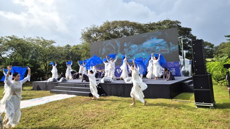 지난해 항파두리 역사문화제에서 전통문화공연이 펼쳐지고 있다. 올해 축제는 ‘항몽의 역사에서 피어나는 평화를 향한 염원’을 주제로 토성 걷기와 공연, 승마·활쏘기 등 체험 프로그램을 선보인다. 사진=제주특별자치도