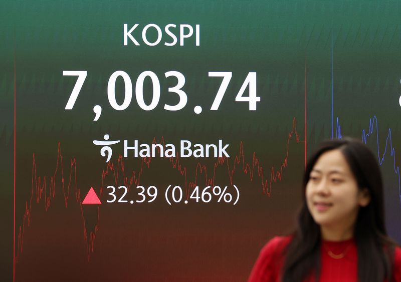 [서울=뉴시스] 김명년 기자 = 2일 오후 서울 중구 하나은행 딜링룸에서 딜러들이 업무를 보고 있다. 코스피는 0.46% 오른 7003.74에 장을 마쳤다. 코스닥 지수는 1.00포인트(0.11%) 내린 893.29에 거래를 종료했다. 서울 외환시장에서 원·달러 환율은 7.8원 내린 1350.6원 주간 거래를 마감했다. 2026.10.02. kmn@newsis.com