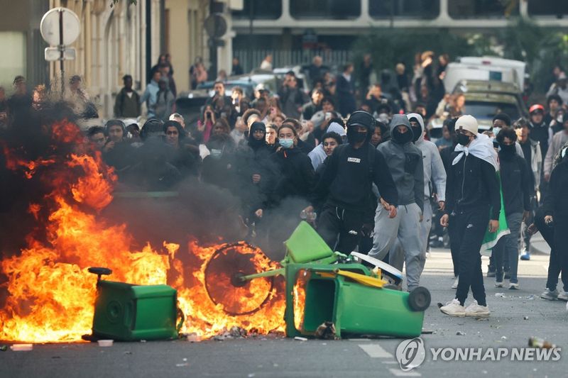 2일(현지시간) 파리 도심에서 벌어진 학생 시위에서 쓰레기통, 자전거가 불타고 있다. (출처=연합뉴스)