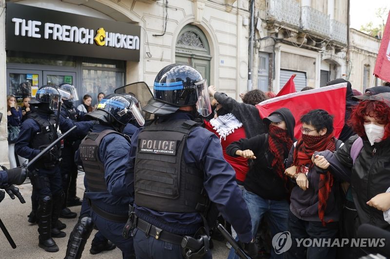 2일 몽펠리에에서 학생 시위대와 경찰이 대치하는 모습 (출처=연합뉴스)