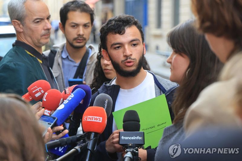 교육장관 회담 후 회견하는 고교생 노조 대표 (출처=연합뉴스)