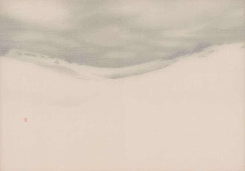 이미성 작가의 ‘기억의 풍경+α’(45.5×65.1㎝). 옅은 먹빛으로 이어지는 산의 능선과 넓은 여백이 시간이 흐른 뒤 희미해진 제주 풍경의 기억을 보여준다. 작가는 또렷한 재현보다 화면에 남은 흔적과 여백을 통해 기억과 감정을 표현했다. 작품=이미성