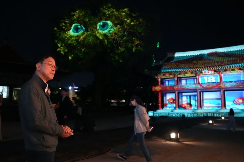 위성곤 제주도지사가 제주목 관아에서 국가유산 미디어아트 ‘펠롱펠롱 빛 모드락 2’를 살펴보고 있다. 위 지사는 전시와 공연 일정을 관광객이 미리 확인할 수 있도록 안내 체계를 강화할 것을 주문했다. 사진=제주특별자치도