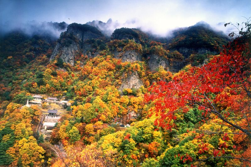 경북 봉화군은 3일 봉화 청량산은 산중 사찰과 기암봉우리, 하늘다리를 함께 둘러볼 수 있는 가을 산행지라고 밝혔다. 사진은 봉화 청량산 (봉화군 제공. 재판매 및 DB 금지)/뉴스1