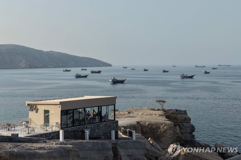 오만서 바라본 호르무즈 해협의 모습 (출처=연합뉴스)