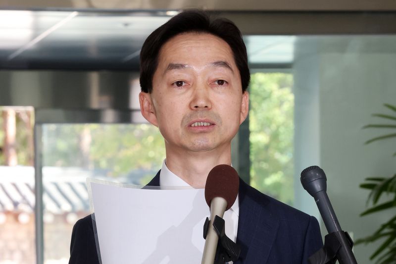 [서울=뉴시스] 조성우 기자 = 김지용 초대 중대범죄수사청장 후보자가 2일 서울 종로구 정부서울청사 창성동 별관에서 도어스테핑을 하고 있다. 2026.10.02. xconfind@newsis.com
