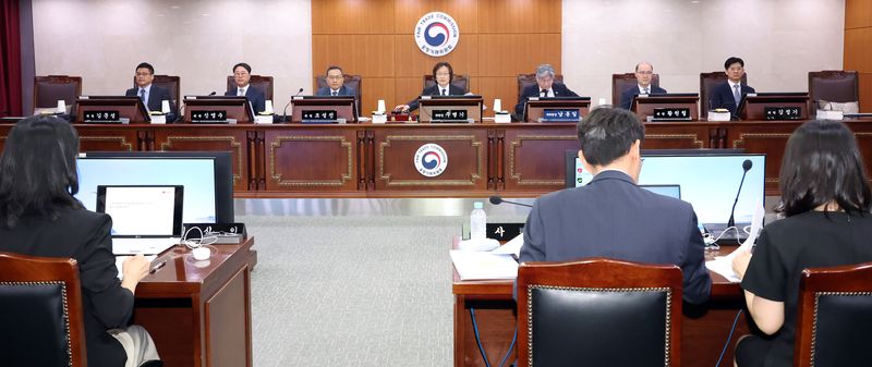 [세종=뉴시스] 강종민 기자 = 주병기 공정거래위원장이 1일 세종시 정부세종청사 세종심판정에서 첫 전원회의를 주재하고 있다. 2025.10.01. ppkjm@newsis.com