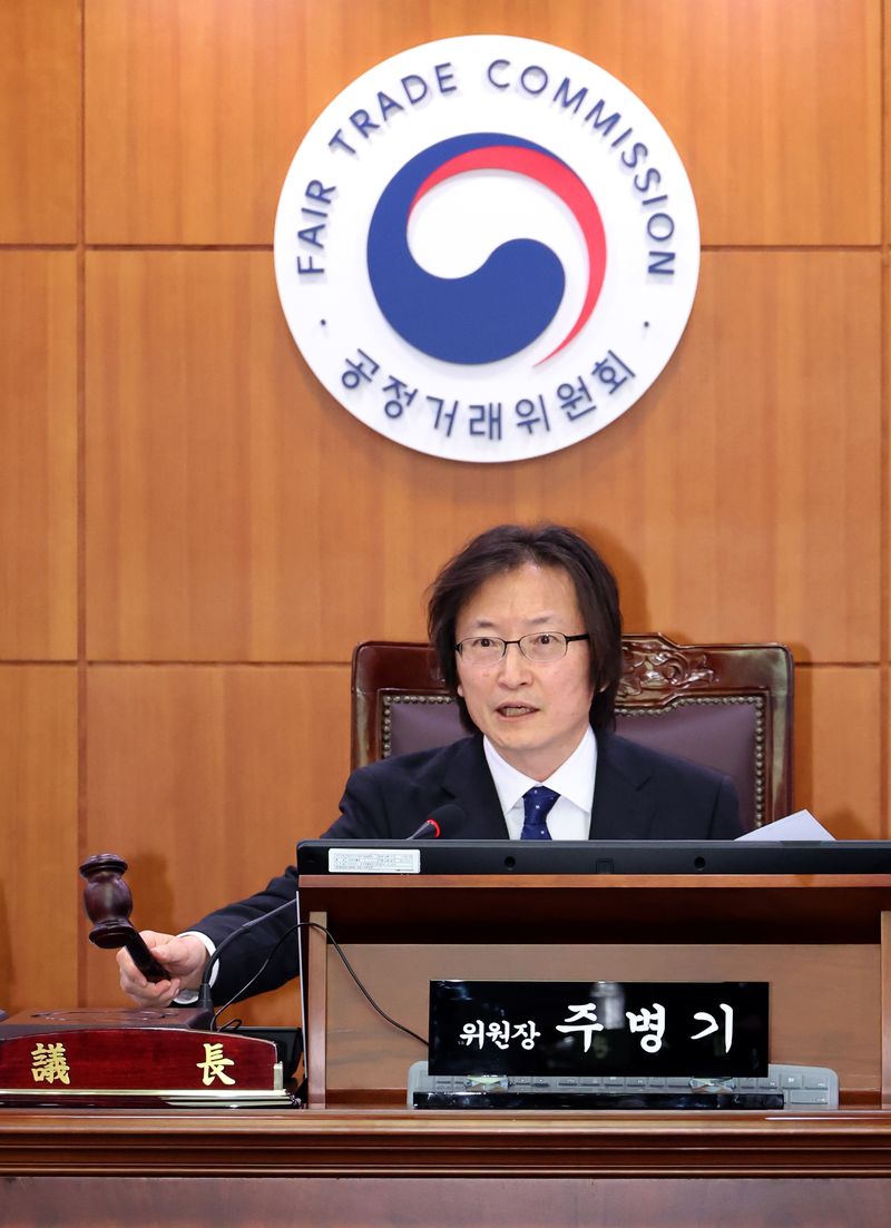 [세종=뉴시스] 강종민 기자 = 주병기 공정거래위원장이 지난해 10월1일 세종시 정부세종청사 세종심판정에서 첫 전원회의를 주재하고 있다. 2025.10.01. ppkjm@newsis.com