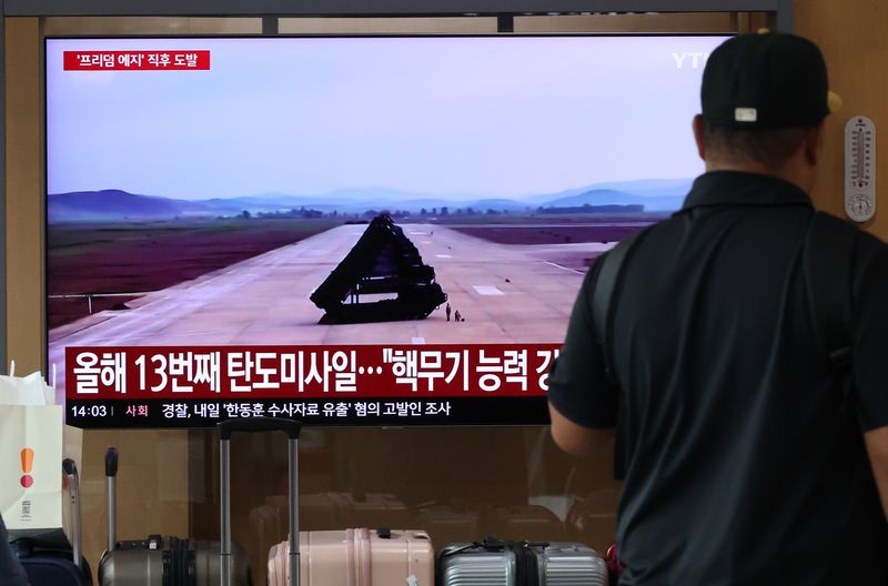 [서울=뉴시스] 황준선 기자 = 12일 서울역 대합실 TV에 북한의 탄도미사일 발사 관련 보도가 방영되고 있다. 합참에 따르면 우리 군은 이날 오전 5시20분께부터 북한 원산 일대에서 동해상으로 수차례 단거리 탄도미사일을 발사했으며 "포착된 북한 미사일은 약 250㎞를 비행했다"며 "정확한 제원에 대해서는 한미가 정밀분석 중에 있다"고 밝혔다. 2026.09.12. hwang@newsis.com