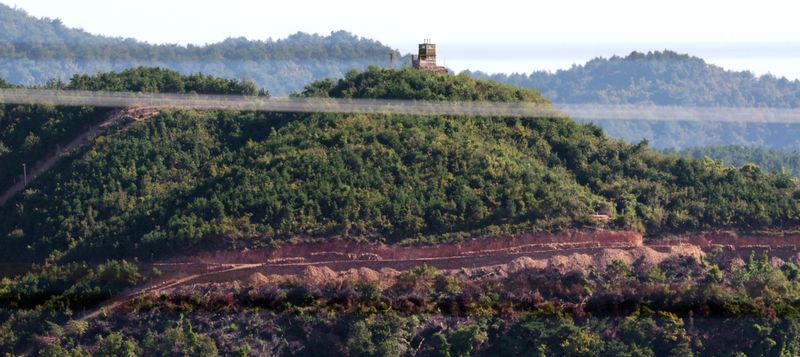 [인천=뉴시스] 전진환 기자 = 유엔군사령부가 전날 비무장지대(DMZ)에서 발생한 지뢰 폭발 사고에 대해 정전 협정 위반이라고 밝힌 가운데 1일 인천 강화군에서 바라본 북한 황해도 개풍군 접경지역에서 북한군들이 '국경선 요새화'를 위한 작업을 하고 있다. 2026.10.01. amin2@newsis.com