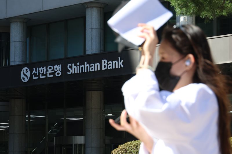 [서울=뉴시스] 고승민 기자 = 신한은행에서 주민등록번호를 포함한 2만5000여명의 고객정보가 유출되는 사고가 발생한 1일 서울 신한은행 본점 모습. 금융당국과 신한은행에 따르면 이번 사고는 외부에서 인증을 우회하는 비정상적인 방법으로 신한은행의 일부 대출 관련 서비스에 접근하면서 발생한 것으로 파악됐다. 금융감독원은 현장조사에 착수해 정확한 유출 규모와 사고 경로 등을 확인하고 있는 것으로 알려졌다. 신한은행은 이 사고로 고객에게 발생한 손해에 대해 전액 보상하기로 했다. 고객 피해를 최소화하기 위해 필요한 보호조치와 후속 대응에
