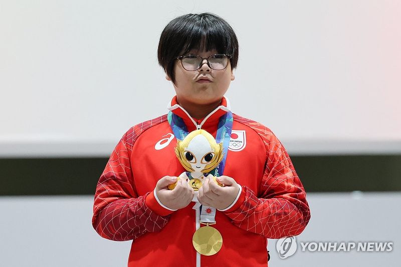 메달보다는 인형이 좋을 나이 (출처=연합뉴스)