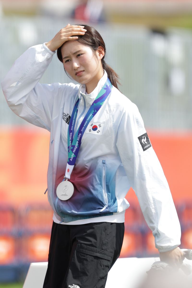 [오카자키(일본)=뉴시스] 황준선 기자 = 3일(현지 시간) 일본 아이치현 오카자키시 오카자키 중앙종합공원 내 다목적 광장에서 열린 2026 아이치·나고야 아시안게임 양궁 리커브 여자 개인 시상식에서 은메달을 차지한 한국 오예진이 이동하고 있다. 2026.10.03. hwang@newsis.com
