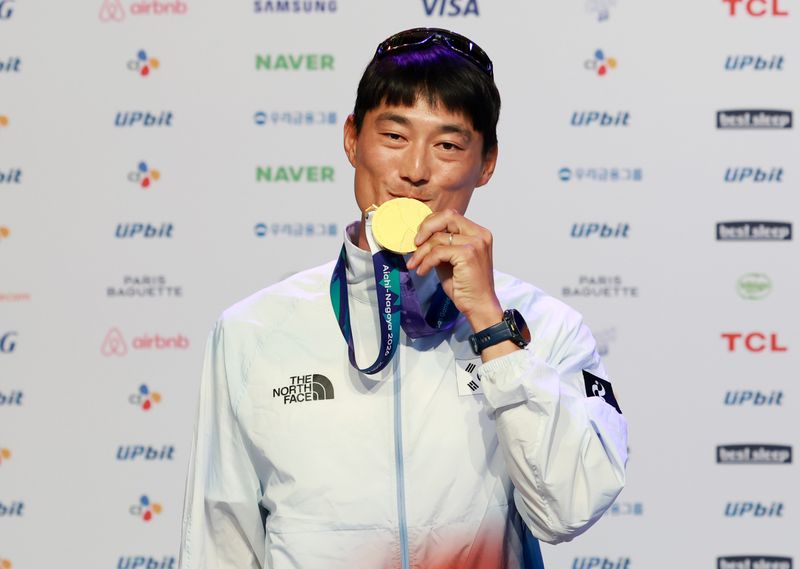[나고야(일본)=뉴시스] 이영환 기자 = 요트 남자 딩기에서 금메달을 획득한 하지민이 3일 오전(현지 시간) 일본 아이치현 나고야시 코리아하우스에서 열린 2026 아이치·나고야 아시안게임 메달리스트 기자회견에 참석해 포즈를 취하고 있다. 2026.10.03. 20hwan@newsis.com