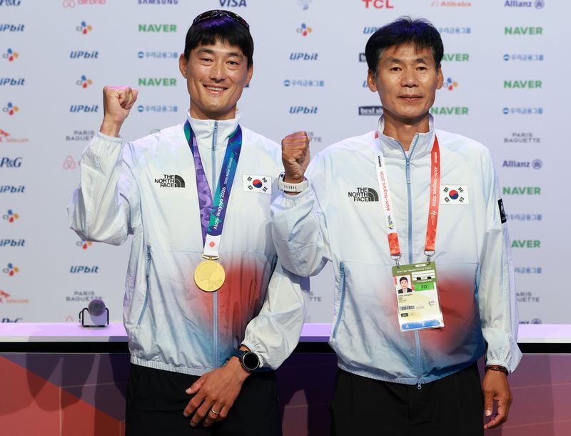 [나고야(일본)=뉴시스] 이영환 기자 = 요트 남자 딩기에서 금메달을 획득한 하지민과 정성안 감독이 3일 오전(현지 시간) 일본 아이치현 나고야시 코리아하우스에서 열린 2026 아이치·나고야 아시안게임 메달리스트 기자회견에 참석해 포즈를 취하고 있다. 2026.10.03. 20hwan@newsis.com