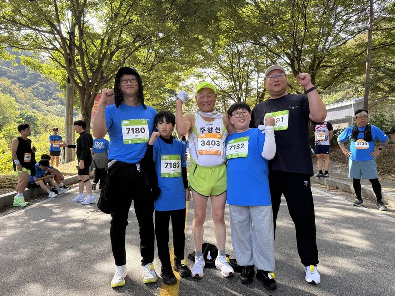 첫 동반 레이스 마친 3대 가족 (출처=연합뉴스)