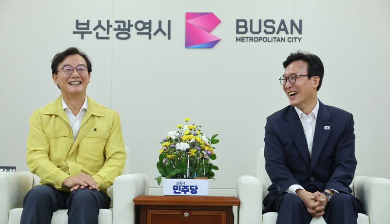 김민석 더불어민주당 대표가 지난 8월 19일 부산광역시 연제구 부산시청에서 전재수 부산시장과 면담하고 있다. 2026.8.19 ⓒ 뉴스1 신웅수 기자
