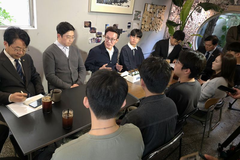 김민석 더불어민주당 대표가 3일 부산 부산진구의 한 카페에서 박홍배 부산시당위원장, 지역 청년 9명이 참석한 청년 간담회를 하고 있다. 2026.10.3 ⓒ 뉴스1 이주현 기자