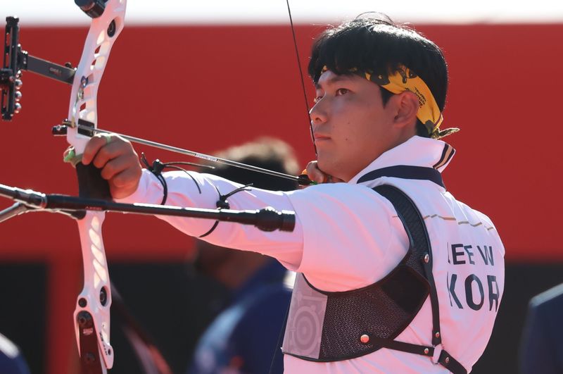 대한민국 이우석이 2일 일본 오카자키 중앙종합공원 다목적광장에서 열린 2026 아이치·나고야 아시안게임 양궁 리커브 남자 단체전 결승 대한민국과 인도의 경기에서 활시위를 당기고 있다. 2026.10.2 ⓒ 뉴스1 김민지 기자