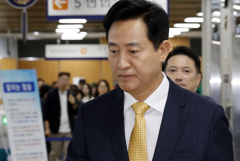 [서울=뉴시스] 김혜진 기자 = 여론조사비 대납 의혹을 받는 오세훈 서울시장이 2일 오후 서울 서초구 서울고등법원에서 열리는 항소심 결심공판에 출석하고 있다. 2026.10.02. jini@newsis.com