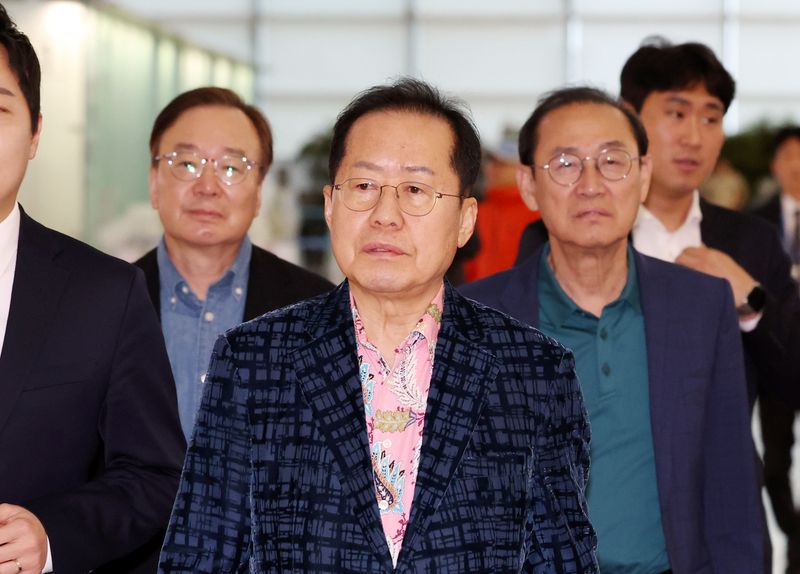 [인천공항=뉴시스] 이영환 기자 = 홍준표 전 대구시장이 10일 오후 인천국제공항 제1여객터미널을 통해 미국으로 출국하고 있다. 2025.05.10. 20hwan@newsis.com