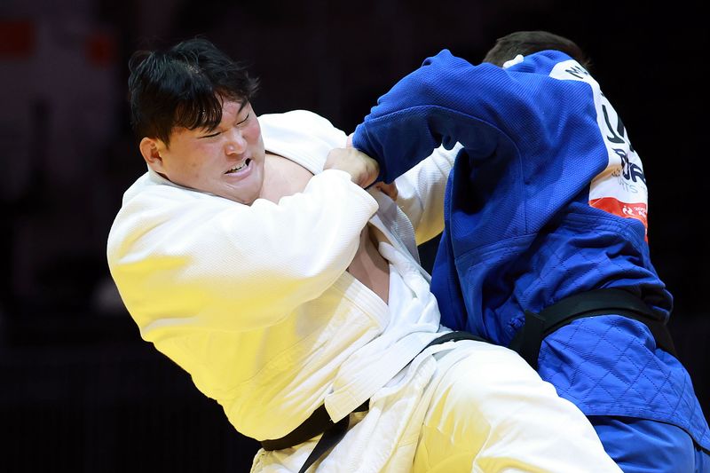 2일 오후(현지 시간) 일본 아이치현 나고야시 아이치 인터내셔널 아레나에서 열린 2026 아이치·나고야 아시안게임 유도 남자 100kg 이상급 동메달 결정전 한국 김민종이 아랍에미리트 마고메도마르 마고메도마로프를 상대로 경기를 펼치고 있다. 김민종은 동메달을 획득했다. 뉴시스