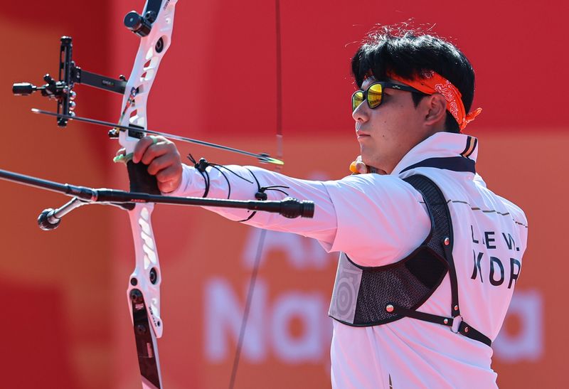 대한민국 이우석이 3일 일본 오카자키 중앙종합공원 다목적광장에서 열린 2026 아이치·나고야 아시안게임 양궁 리커브 남자 개인전 준결승. 인도 디라즈 봄마데바라와의 경기에서 활시위를 놓고 있다. 뉴스1