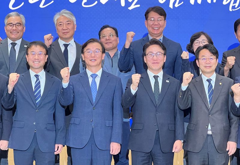 [부산=뉴시스]원동화 기자 = 2일 부산 연제구 부산시청 1층 대회의실에서 '부산시와 더불어민주당 중앙당 예산정책협의회'가 열렸다. 기념촬영 모습. (아랫쪽 왼쪽부터)한병도 원내대표, 전재수 부산시장, 김민석 당대표, 박홍배 부산시당위원장. 2026.10.02. dhwon@newsis.com