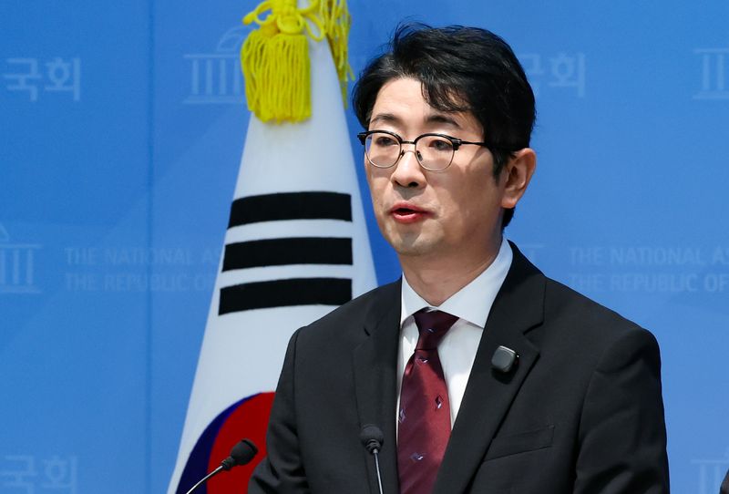 [서울=뉴시스] 김근수 기자 = 주진우 국민의힘 의원이 30일 오후 서울 여의도 국회 소통관에서 이재명 대통령이 SNS에 공개한 문건 사진에 ‘선관위 특검’, ‘올림픽공원 핸드볼경기장 내 투표용지 재검표’ 등의 문구가 노출된 것과 관련해 기자회견을 하고 있다. 2026.09.30. ks@newsis.com