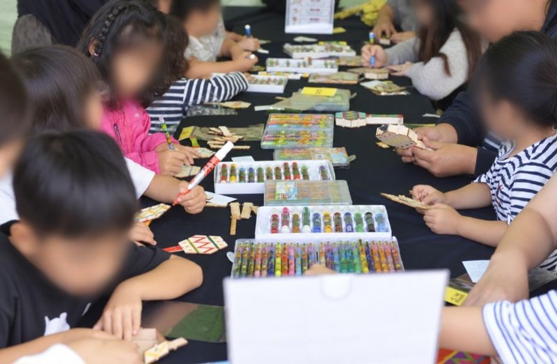 3일 대구 달성군 화원읍 사문진 상설야외공연장에서 열린 '달성 100대 피아노' 체험 부스에서 참가자들이 '나만의 마라카스 만들기' 체험을 하고 있다. 2026.10.3 ⓒ 뉴스1 이성덕 기자