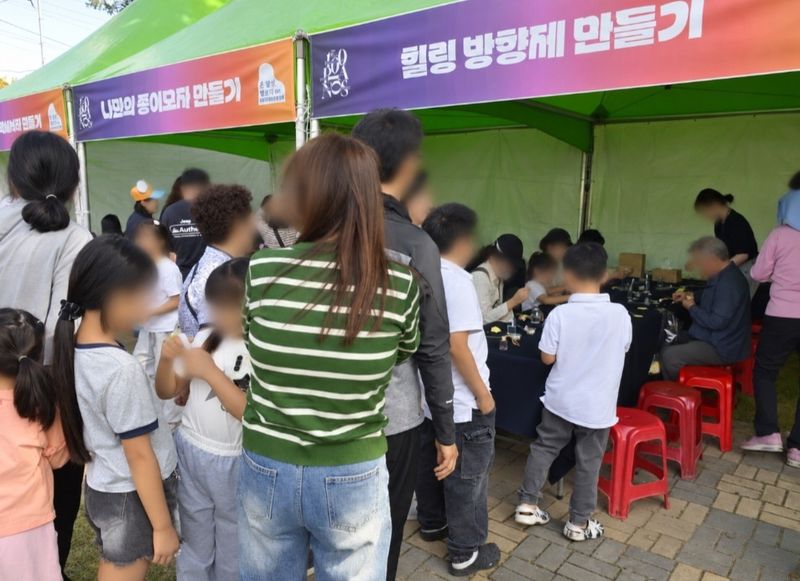 3일 대구 달성군 화원읍 사문진 상설야외공연장에서 시민들이 체험부스에 참여하기 위해 기다리고 있다. 2026.10.3 ⓒ 뉴스1 이성덕 기자