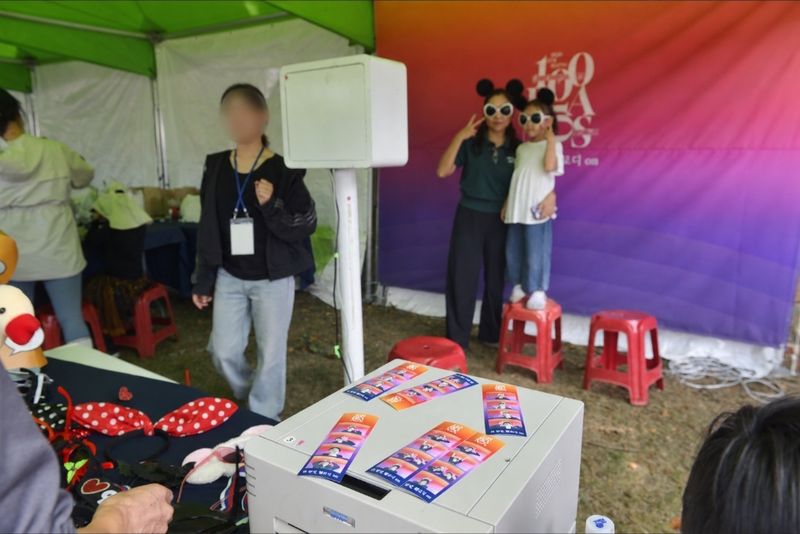3일 대구 달성군 화원읍 사문진 상설야외공연장에서 참가자들이 '인생네컷' 체험을 하며 다양한 포즈를 취하고 있다. 2026.10.3 ⓒ 뉴스1 이성덕 기자