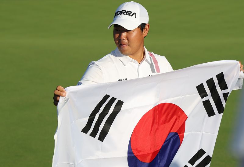 3일 일본 아이치현 가스가이 컨트리클럽 동코스에서 열린 2026 아이치·나고야 아시안게임 남자 골프 4라운드. 최종 합계 18언더파 262타로 우승을 확정지은 한국 김주형이 태극기를 들고 기념촬영을 하고 있다. 연합뉴스