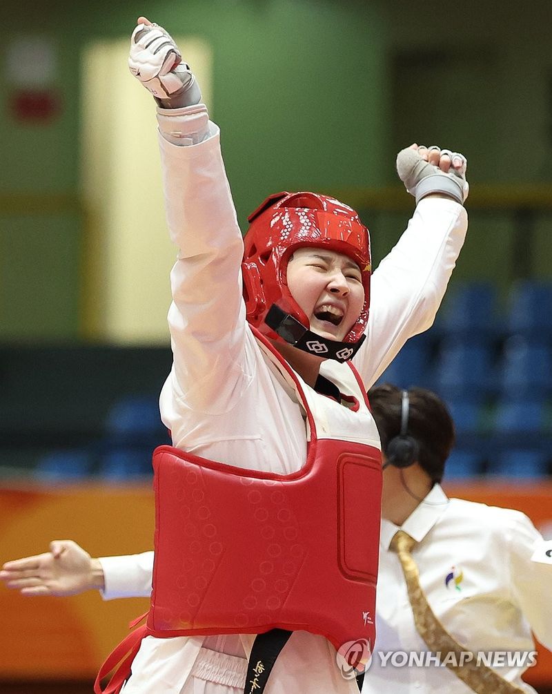 이번 나고야 AG 태권도 겨루기에서 한국의 첫 금메달을 안겨준 송다빈. 연합뉴스