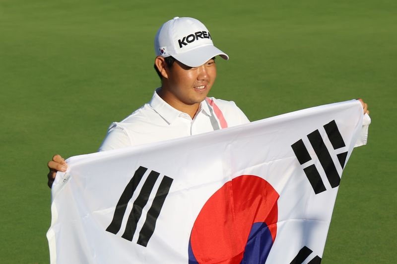 대한민국 김주형이 3일 일본 아이치현 가스가이 컨트리클럽 동코스에서 열린 2026 아이치·나고야 아시안게임 골프 남자 개인 최종라운드에서 금메달을 확정지으며 태극기를 펼쳐들고 있다. 2026.10.3 ⓒ 뉴스1 김민지 기자