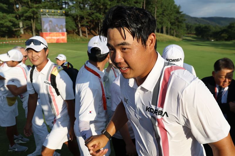 대한민국 김주형이 3일 일본 아이치현 가스가이 컨트리클럽 동코스에서 열린 2026 아이치·나고야 아시안게임 골프 남자 개인 최종라운드에서 금메달을 확정지으며 동료들의 물세례를 받고 이동하고 있다. 2026.10.3 ⓒ 뉴스1 김민지 기자