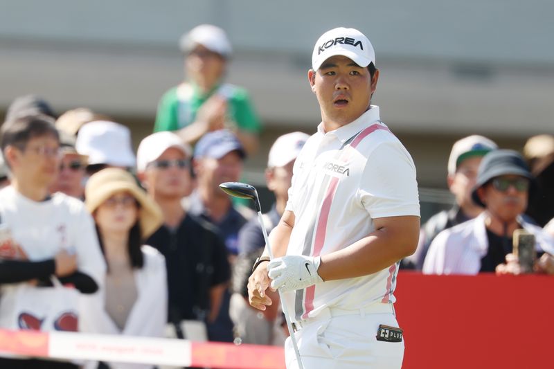 대한민국 김주형이 3일 일본 아이치현 가스가이 컨트리클럽 동코스에서 열린 2026 아이치·나고야 아시안게임 남자 골프 개인전 최종라운드 10번홀에서 티샷을 한 뒤 공의 궤적을 보고 있다. 2026.10.3 ⓒ 뉴스1 김민지 기자