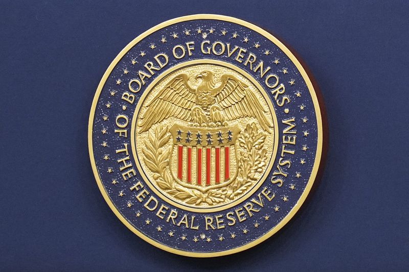 [워싱턴=AP/뉴시스]미국 연방준비제도(Fed·연준)가 연방공개시장위원회(FOMC) 정례회의 후 기준금리를 4.25~4.5%로 동결한다고 밝힌 7일(현지 시간) 미국 워싱턴DC 연준 청사에 로고 모습. 2025.05.08.